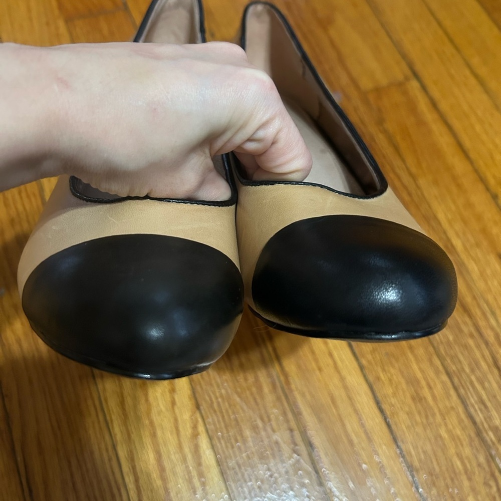 Fossil Two-Tone Tan and Black Cap-Toe Pumps - Picture 8 of 11